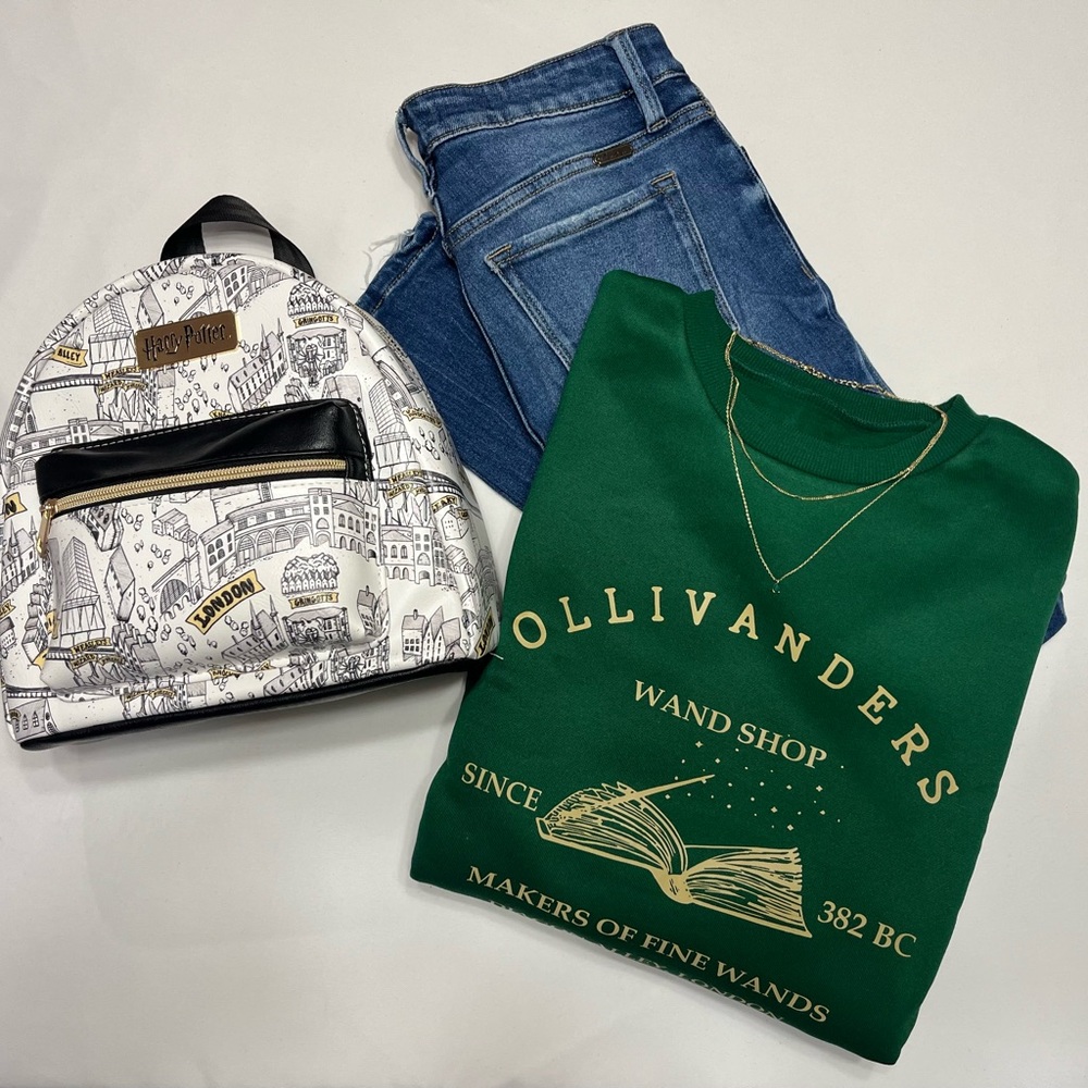 Women’s Medium Harry Potter Ollivanders Wand Shop Sweatshirt